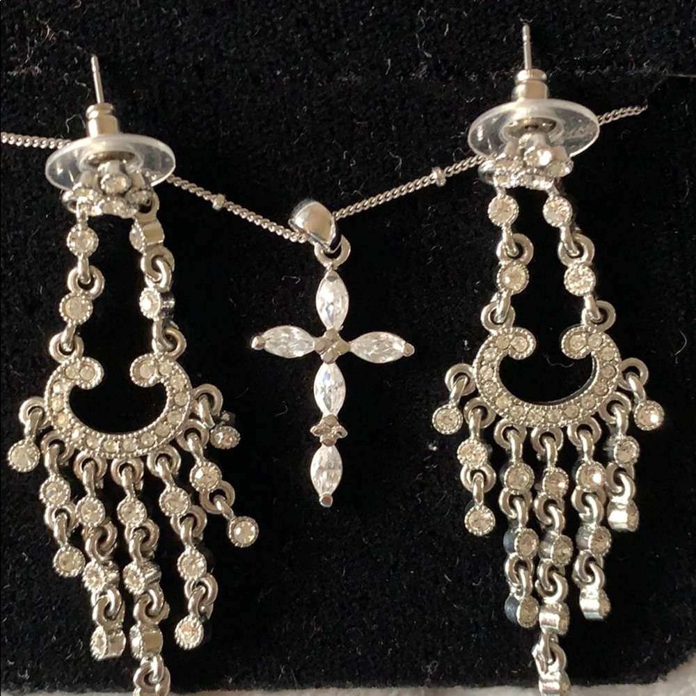 Necklace and earring set